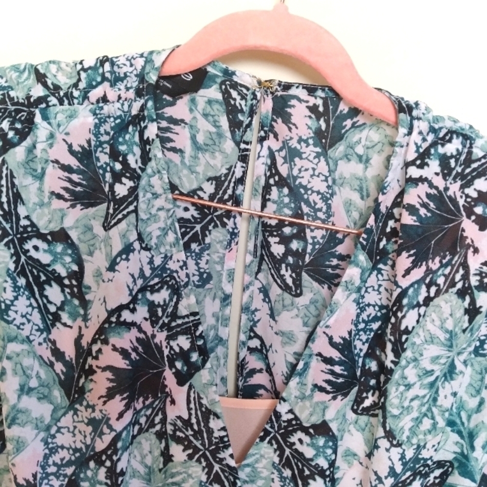 Bebe Green and White Shirred Tropical Print Short Sleeve Midi Dress Size XS - Picture 8 of 16